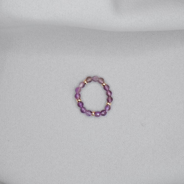 Wyjątkowy pierścionek z kamieniem ametyst