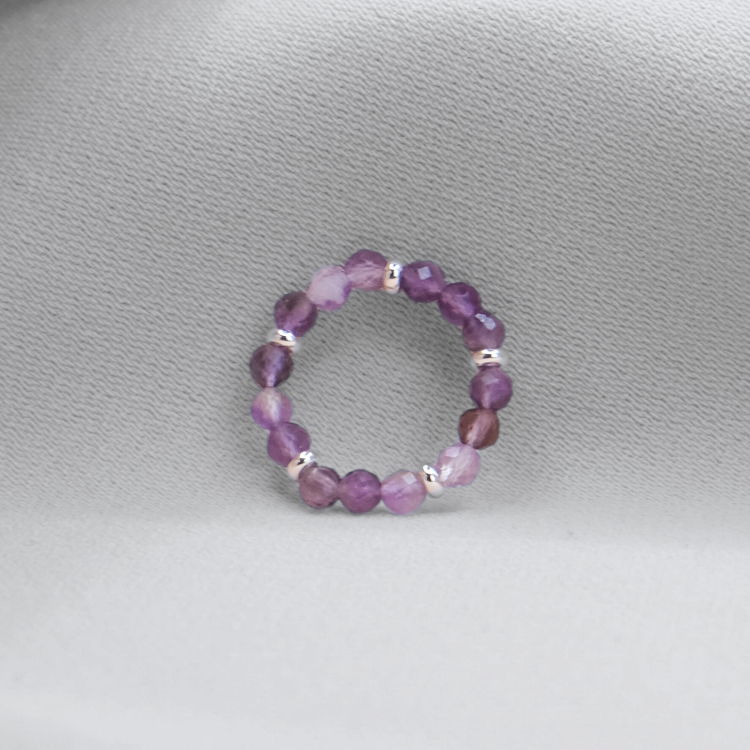 Wyjątkowy pierścionek z kamieniem ametyst