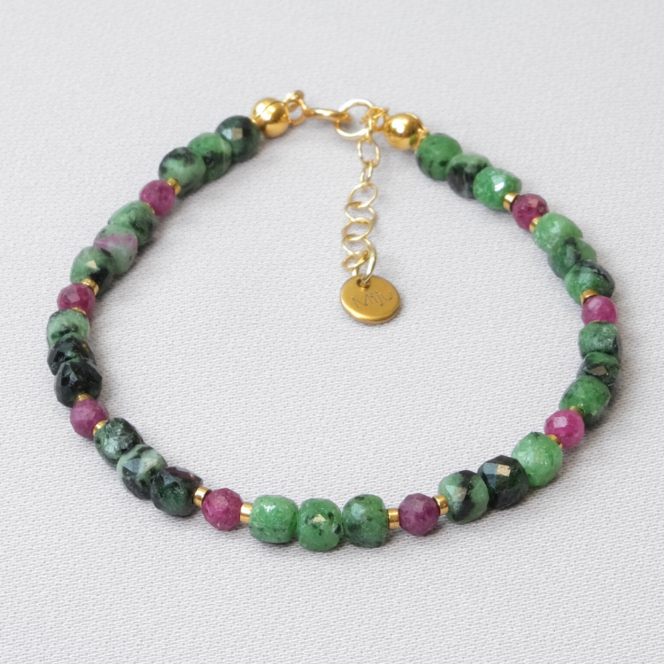 Zielona bransoletka ze srebra z kamieniem zoisyt i rubin.