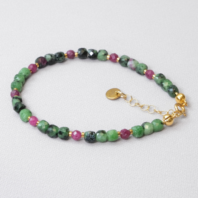 Zielona bransoletka ze srebra z kamieniem zoisyt i rubin.