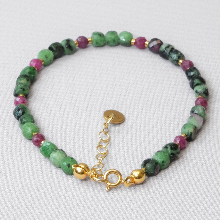 Zielona bransoletka ze srebra z kamieniem zoisyt i rubin.