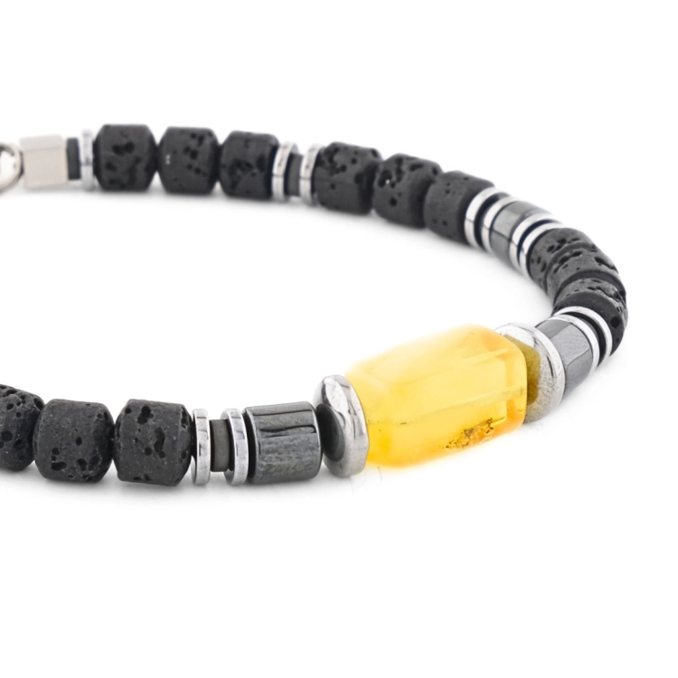 zbliżenie na bursztyn w bransoletce z lawą wulkaniczną od Miju Jewellery